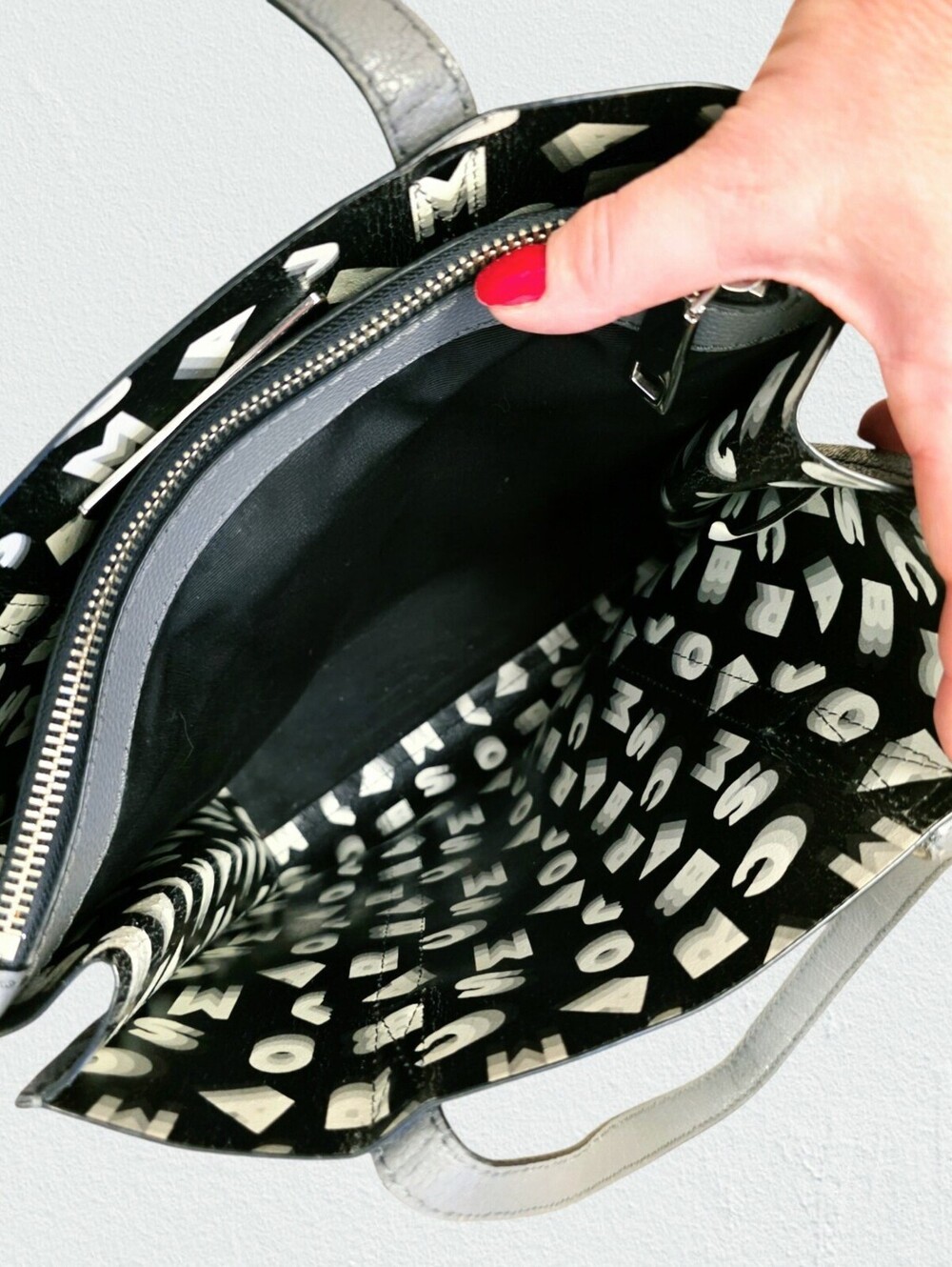Marc Jacobs Charcoal Gray Leather Tote Black White Graphic Leather Interior - Picture 8 of 13